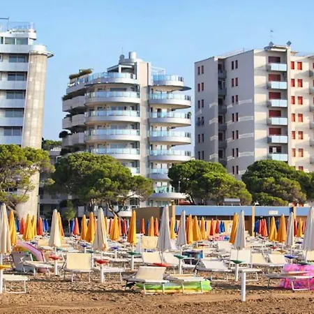 Three Storey With Garden In Lignano Lignano Sabbiadoro